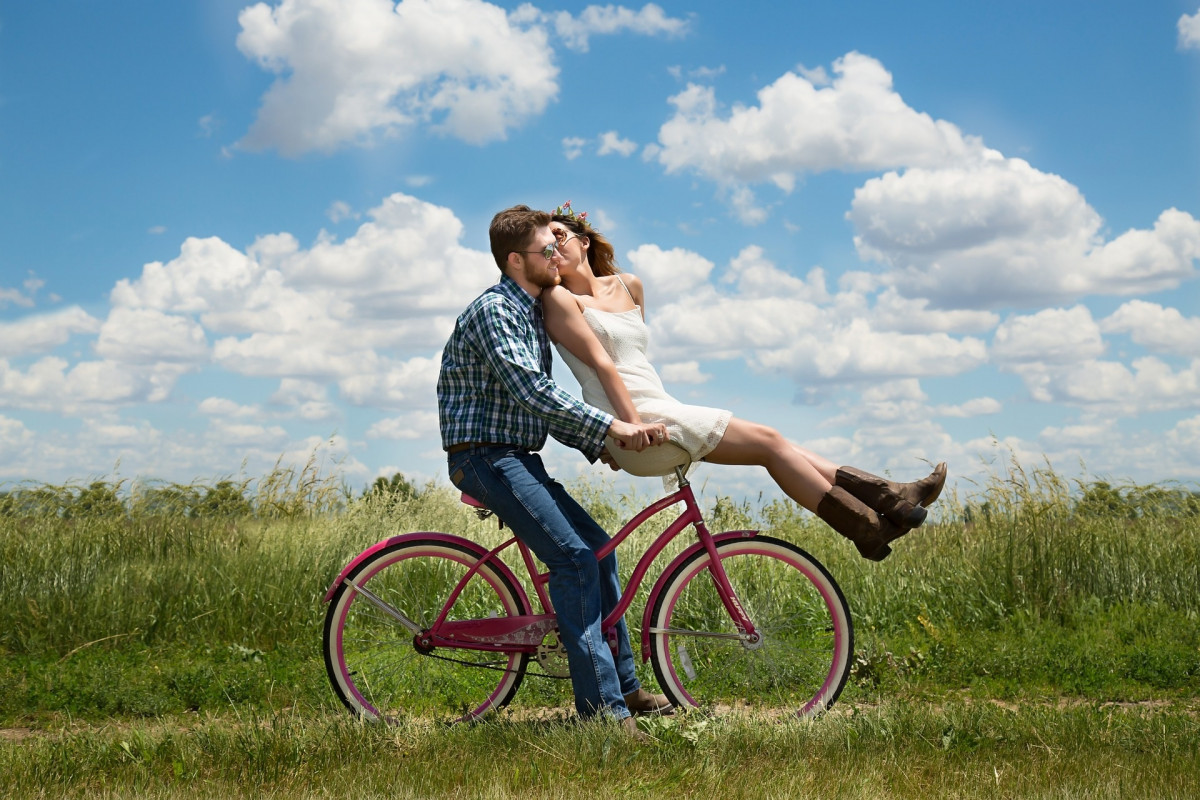 man en vrouw op fiets