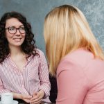 vrouwen in gesprek onderhandelingen