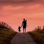 moeder met kinderen zonsondergang