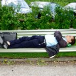 slapend op park bankje