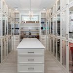 inloopkast met kleding