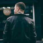 man met tatoeage in zijn nek