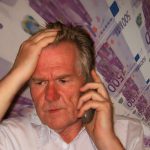 vragend op zoek naar een oplossing