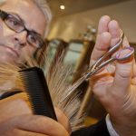 kapper knipt haar